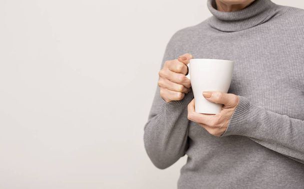 コーヒーカップで女性の手の閉鎖 - 写真・画像