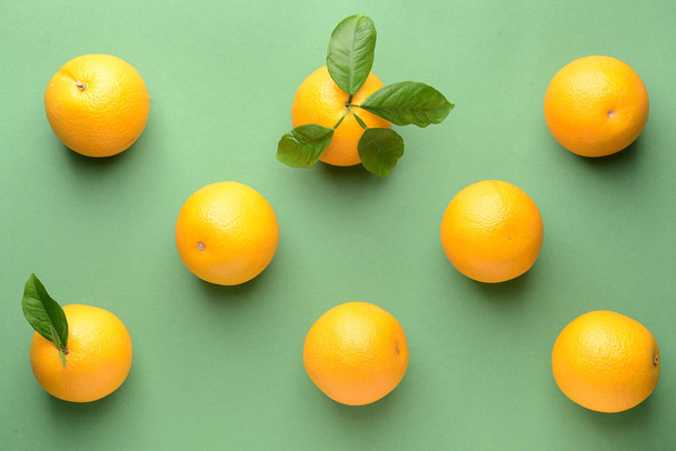 Naranjas maduras sobre fondo de color
 - Foto, imagen