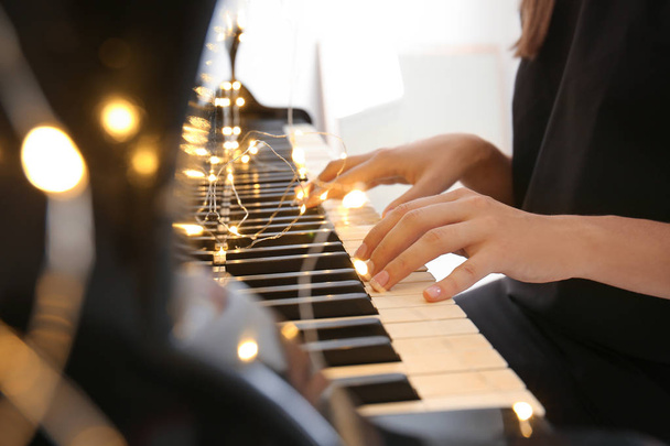 Jeune femme jouant du piano, gros plan - Photo, image