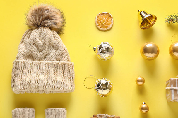 Hermosa composición de Navidad con accesorios de invierno sobre fondo de color
 - Foto, Imagen