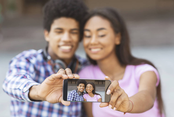 Giovane coppia amorevole fare selfie sulla fotocamera dello smartphone
 - Foto, immagini