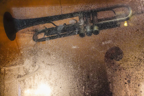 スウェーデンのストックホルムジャズナイトクラブの窓にあるトランペット. - 写真・画像