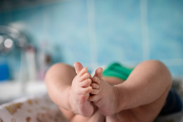 Las piernas del recién nacido. Piel seca del recién nacido, los recién nacidos a menudo tienen la piel muy seca pelada en el período inicial después del nacimiento.
. - Foto, imagen