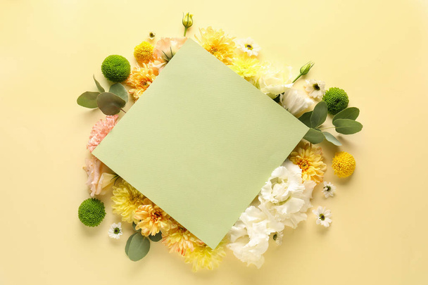 Όμορφη σύνθεση με λουλούδια και κενή κάρτα στο φόντο του χρώματος - Φωτογραφία, εικόνα
