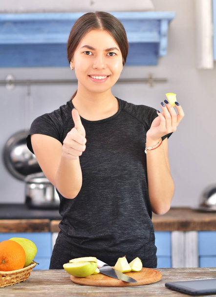 A woman in a black t-shirt makes a fit breakfast - Zdjęcie, obraz
