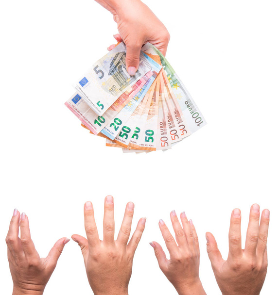 Menselijke hand die eurogeld deelt. Geïsoleerd op witte achtergrond. Hand geven salaris eurobankbiljetten in financiële, geld wisselen en donatie concepten. Salaris voor werknemers. - Foto, afbeelding