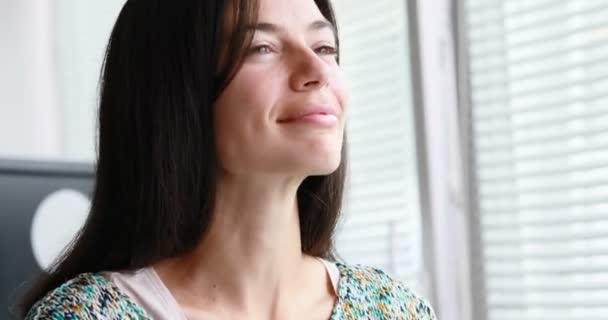 smíšené šťastné reakce ženy - Záběry, video