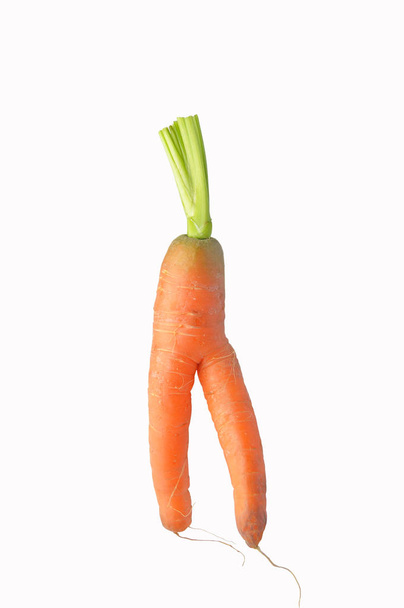 Деформована морква ізольована на білому
  - Фото, зображення
