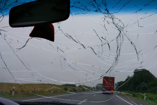 Разбитое лобовое стекло в машине, авария на дороге с встречным движением, опасное вождение
. - Фото, изображение