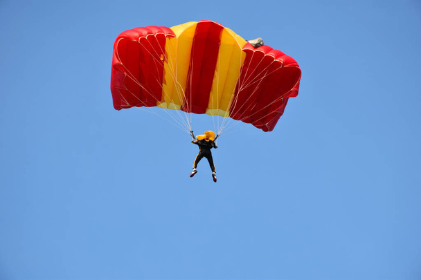 spadochroniarze skoki spadochronowe - Zdjęcie, obraz