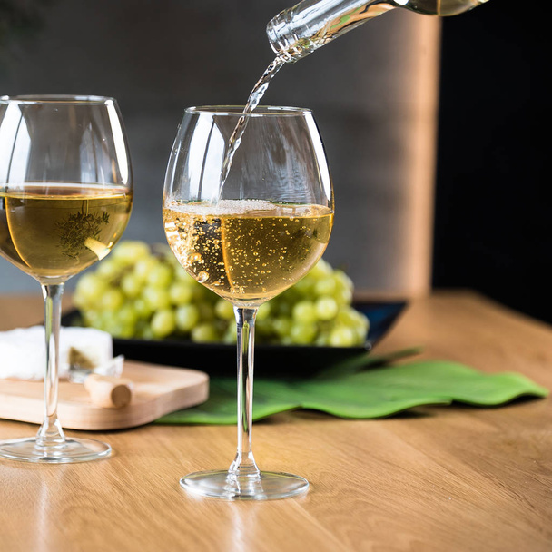 Zbliżenie nalewania białego wina do restauracji - Zdjęcie, obraz