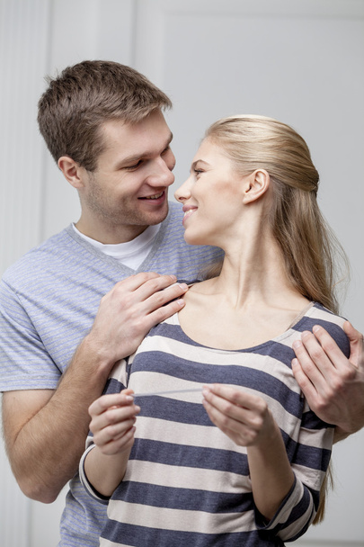 Jovem casal caucasiano olhando para teste de gravidez
 - Foto, Imagem