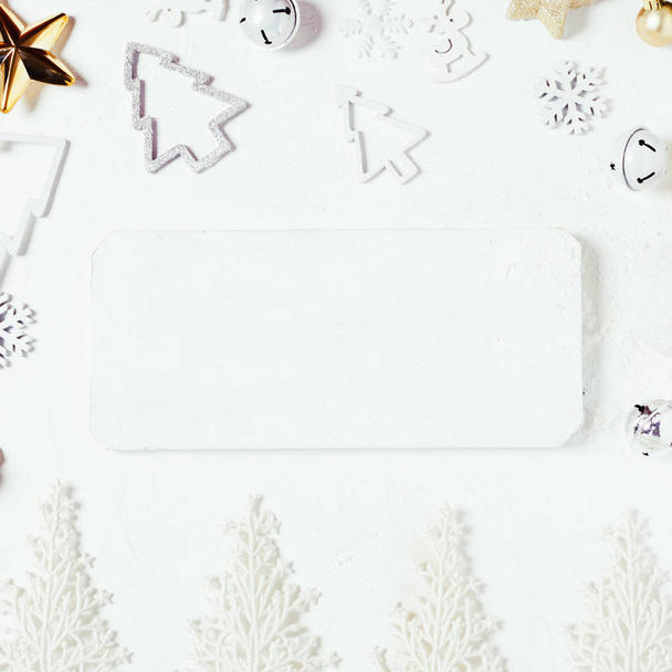 Рождественские украшения на белом текстурированном фоне, Рождественские открытки с копировальным пространством в центре
. - Фото, изображение