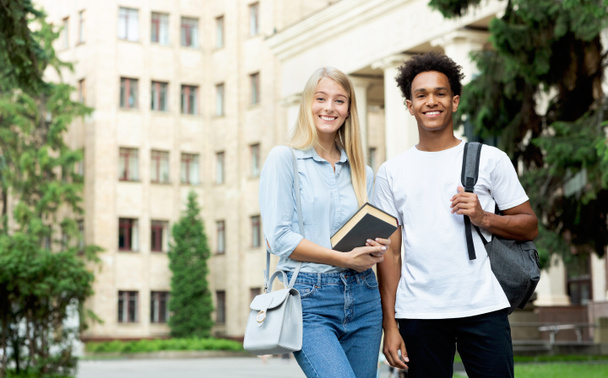 Studenci. nastolatki pozowanie do kamery w kampusie - Zdjęcie, obraz