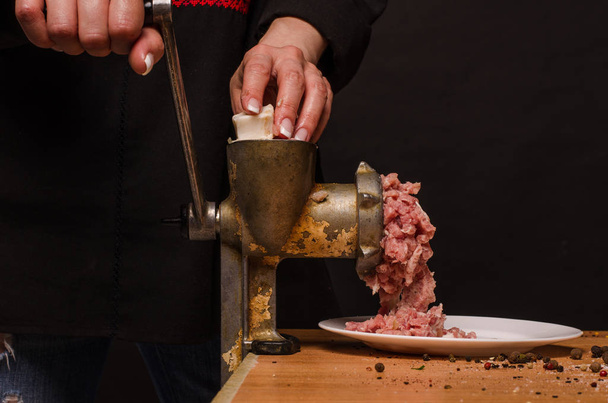 Préparation de viande hachée dans un hachoir à viande
 - Photo, image