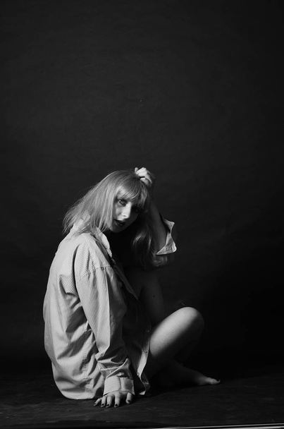 σέξι όμορφη νεαρή woman.passion κορίτσι σε ένα Ανδρικό πουκάμισο - Φωτογραφία, εικόνα