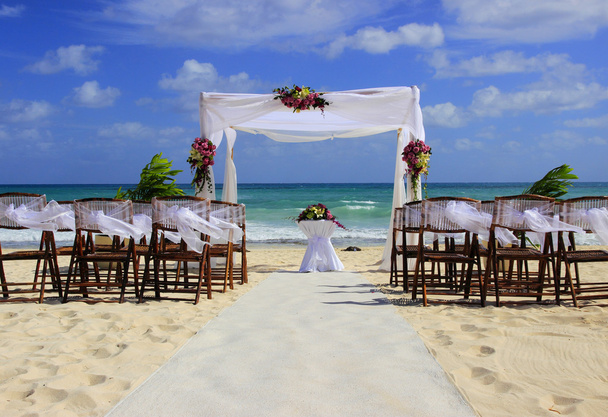 Preparação do casamento na praia mexicana
 - Foto, Imagem