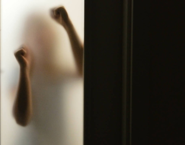 Sylwetka dziewczyny za mrożonym szkłem - Zdjęcie, obraz