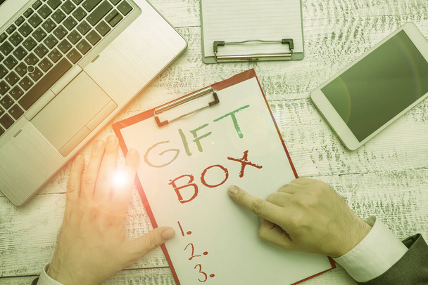 Fogalmi kéz írása mutatja Gift Box. Üzleti fotó bemutató egy kis cointainer tervezésre képes a kezelési Presents. - Fotó, kép