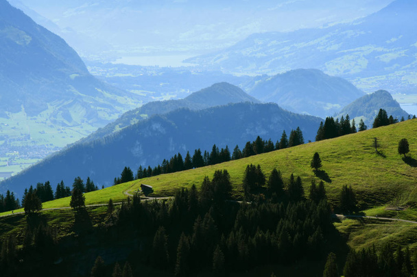 Panoraamanäkymät niityille ja vuoristoihin, joilla on lumiset vuorenhuiput Rigi Kulmin huipulta, Riika-vuori Sveitsissä
  - Valokuva, kuva