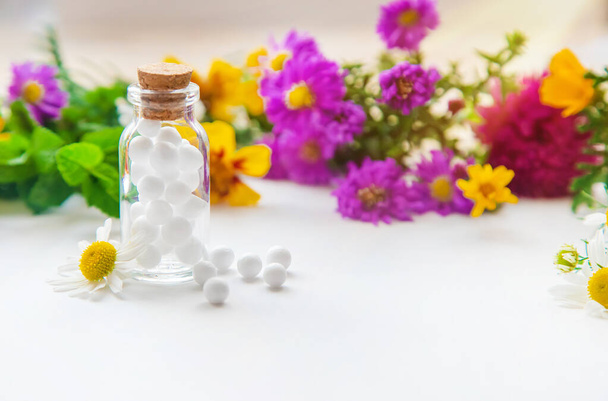 Homeopatia. Yrttiuutteet pienissä pulloissa. Valikoiva painopiste. - Valokuva, kuva