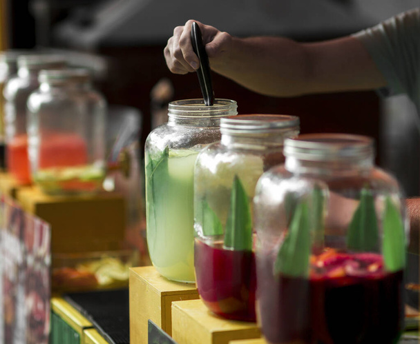 Detailní záběr kreativních alkoholových koktejlů ve sklenicích na kohoutku - Fotografie, Obrázek