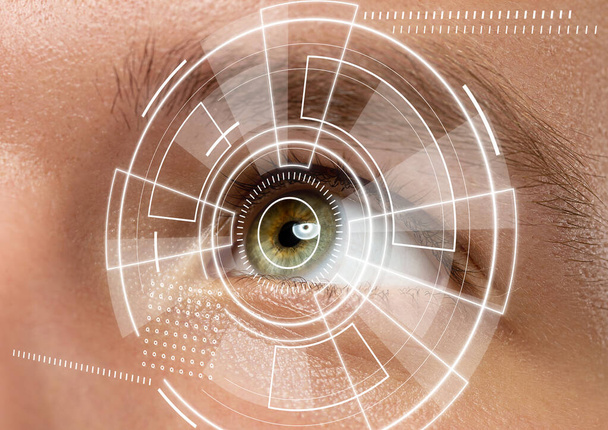 Homme oeil vert levant les yeux avec l'espace de réalité virtuelle entouré
 - Photo, image