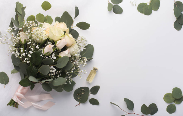 Bridal bouquet of cream roses on white background - Фото, зображення