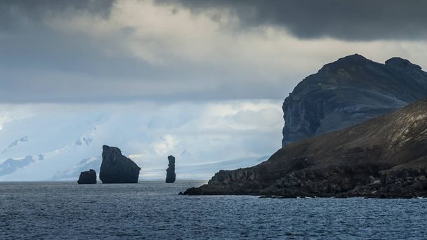 Przybrzeżny krajobraz wulkaniczny, Wyspa Oszustwa, Antarktyda - Zdjęcie, obraz