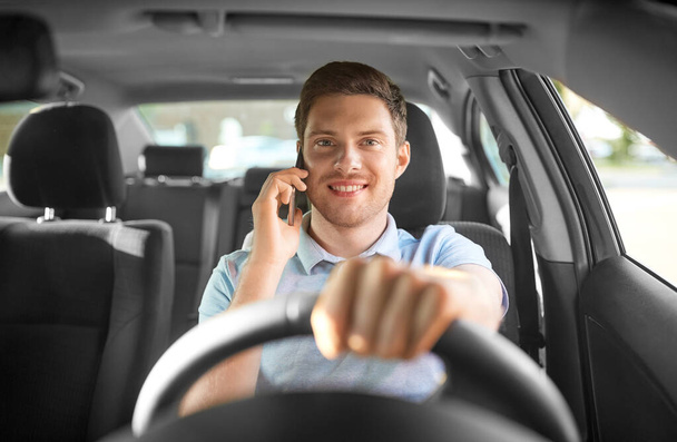homem dirigindo carro e chamando no smartphone
 - Foto, Imagem