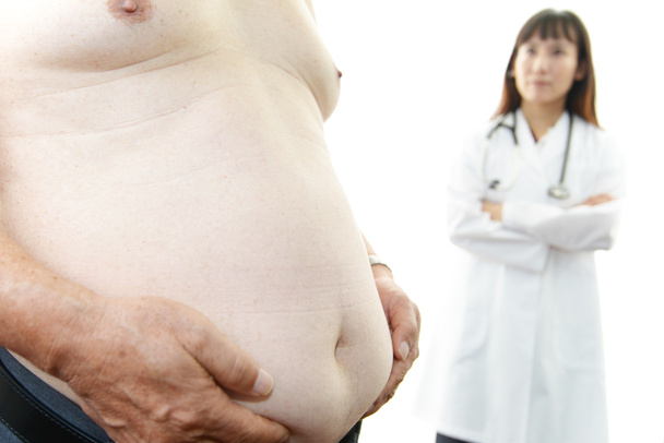 Ernsthafter Arzt untersucht Fettleibigkeit eines Patienten - Foto, Bild