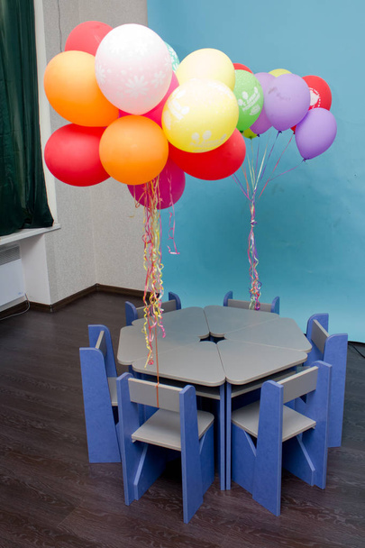 Παιδικό τραπέζι γενεθλίων με μπάλες - Φωτογραφία, εικόνα