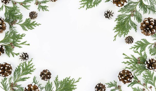 Επίπεδη θέσει φόντο Χριστούγεννα με κλαδιά ελάτης και κουκουνάρια. Floral 2020 πλαίσιο Πρωτοχρονιάς. Μακέτα περιγράμματος με χώρο αντιγραφής για κείμενο - Φωτογραφία, εικόνα