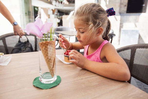 Sevimli Küçük Kız Yeme Dondurma Açık Cafe  - Fotoğraf, Görsel