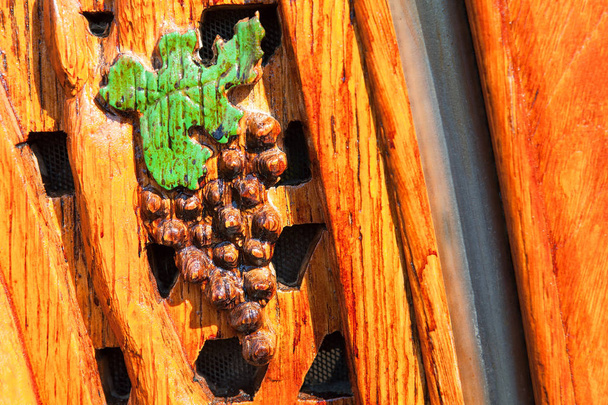 ξύλινα σταφύλια σκαλισμένα σε παραδοσιακό στυλ - Φωτογραφία, εικόνα