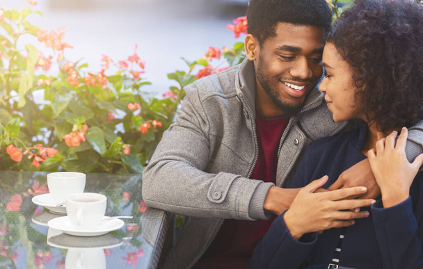 Porträt eines glücklichen schwarzen Paares, das Zeit miteinander im Café verbringt - Foto, Bild