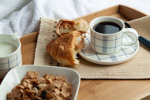 Café da manhã na cama com café e flocos de milho
. - Foto, Imagem