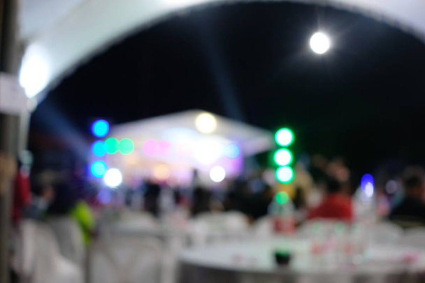 Fiesta social de banquete desenfocado por la noche
 - Foto, imagen