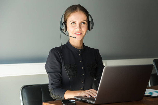Muotokuva naispuolisesta asiakaspalvelutyöntekijästä, puhelinkeskus hymyilevä operaattori puhelimitse toimistossa - Valokuva, kuva