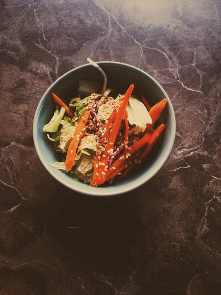 Vegetarische Aziatische groente salade geserveerd in een kom in Japanse re - Foto, afbeelding