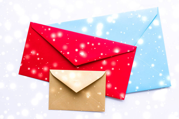 Envelopes de papel em branco de férias de inverno em mármore com neve brilhante f
 - Foto, Imagem