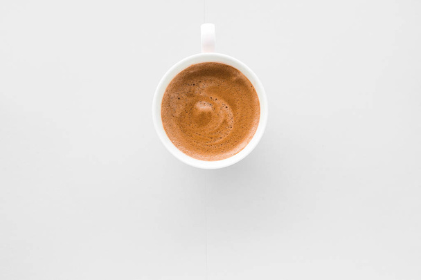 Copa de café francés caliente como bebida de desayuno, tazas flatlay en whi
 - Foto, imagen