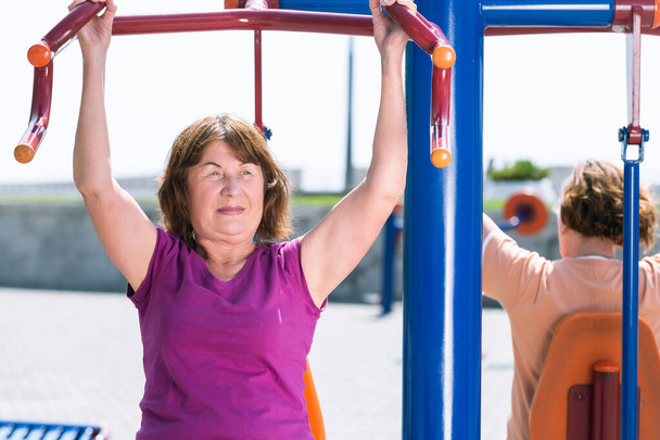 Entrenamiento de mujeres mayores en el gimnasio exterior. Estilo de vida saludable para jubilados
. - Foto, imagen