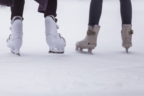 primo piano di gambe di donne su pattini in inverno su una pista di pattinaggio aperta, posto per testo
 - Foto, immagini