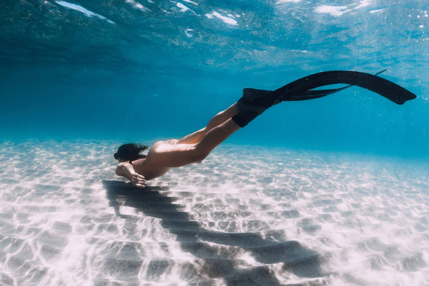 Mujer desnuda freediver se desliza sobre el fondo arenoso. Hermosa mujer
  - Foto, Imagen
