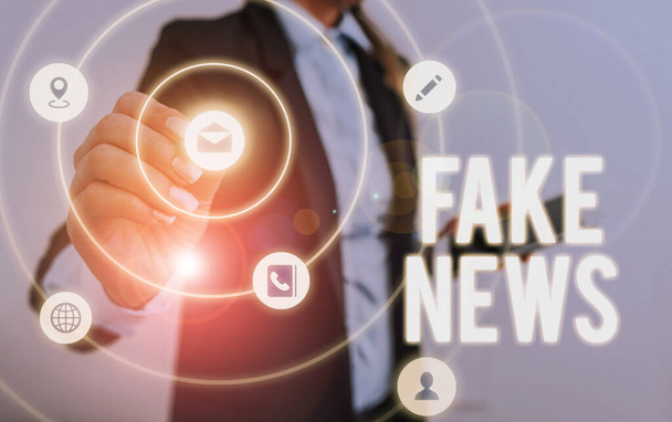 Записка про Fake News Ділове фото показує, як інформація показує, що мас - медіа не відповідає дійсності.. - Фото, зображення