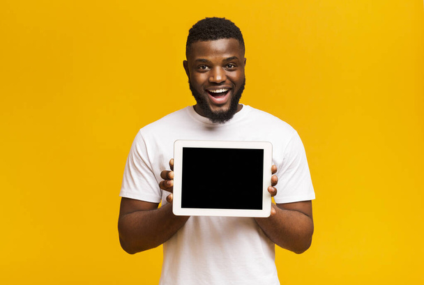 Afro-Américain montrant écran tablette numérique vierge
 - Photo, image