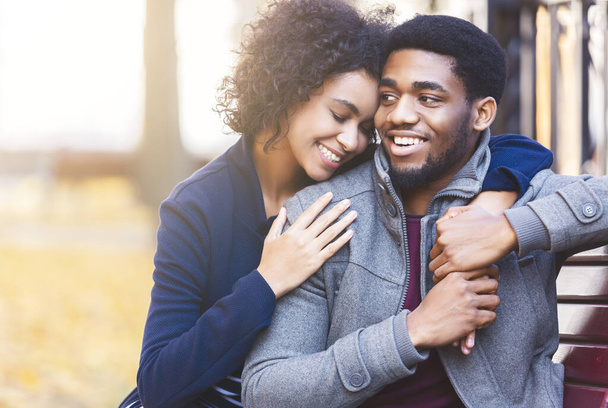 lockiges schwarzes Mädchen umarmt ihren Mann mit großer Liebe - Foto, Bild