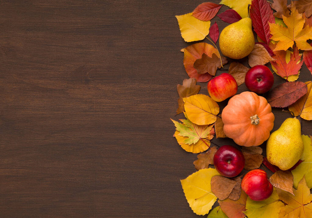 Colheita de outono de maçãs vermelhas e abóbora em folhas caídas
 - Foto, Imagem