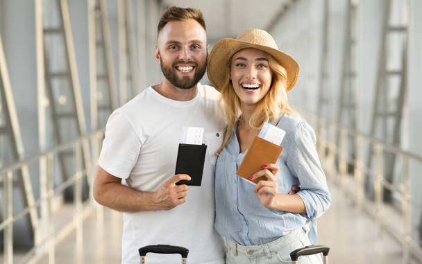Sevgili çift seyahate çıkıyor ve ellerinde pasaportlar var. - Fotoğraf, Görsel
